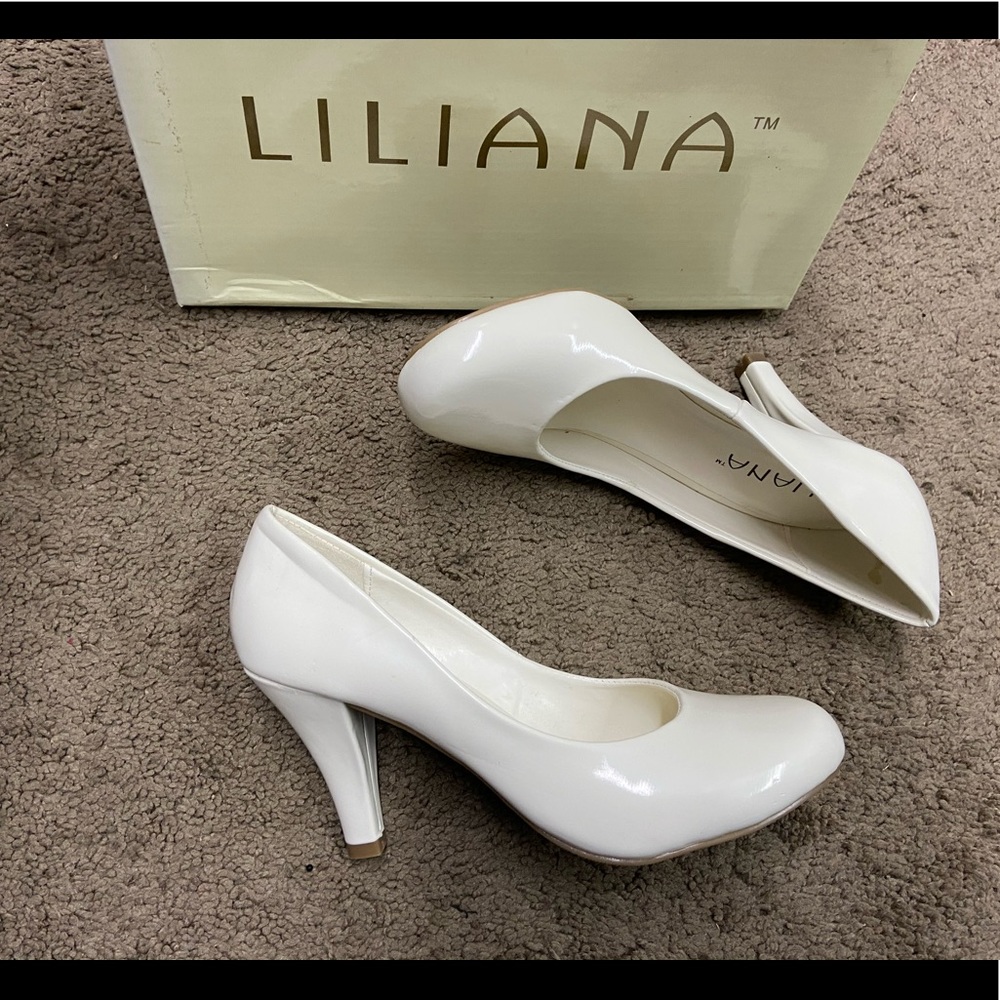 ✨🆕 White Close Toe Pumps